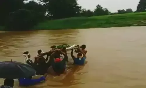 MP Betul News: बैतूल में खाट में लिटाकर गर्भवती को पार कराई उफनती नदी, ग्रामीणों ने डाली जान जोखिम में बचाई दो जिंदगियां