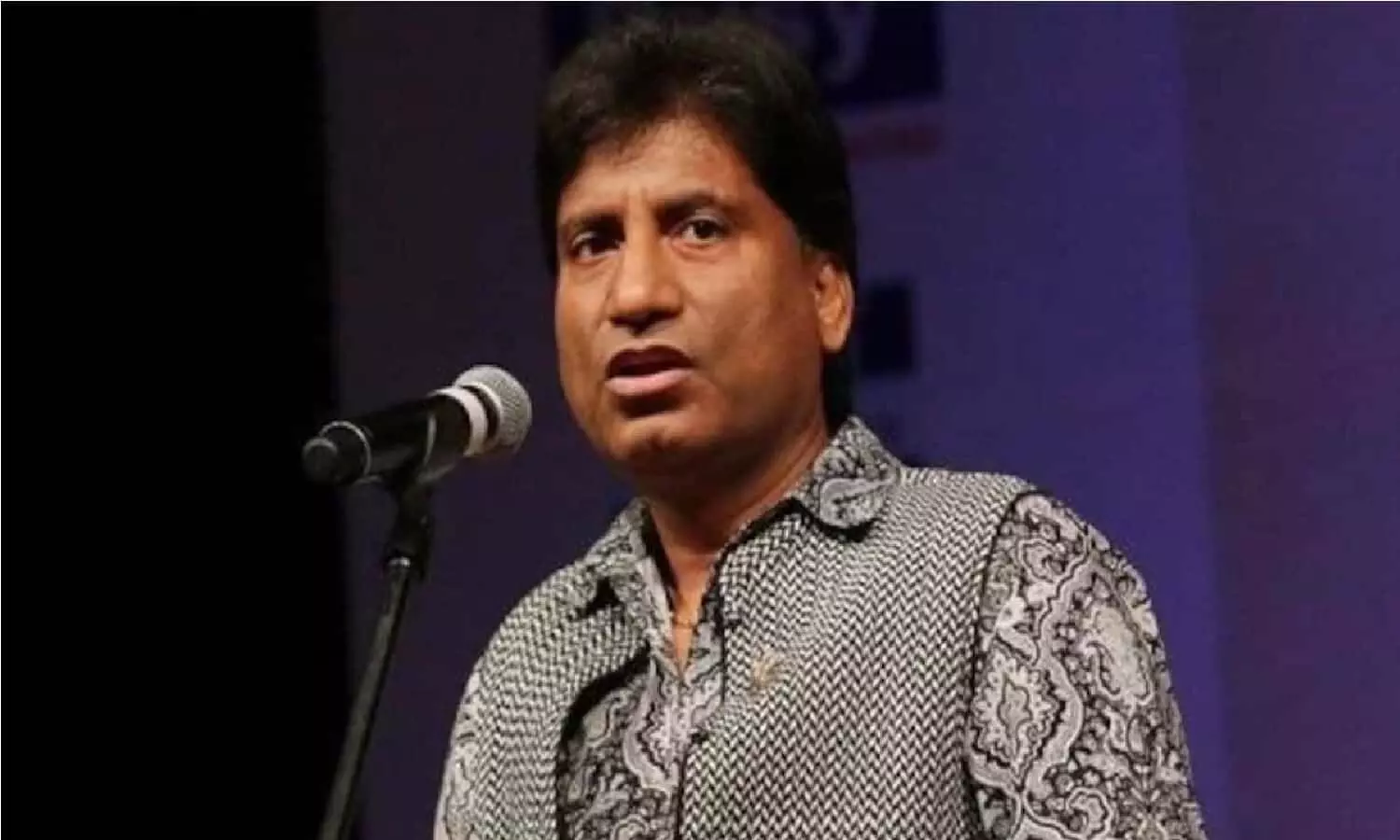 Raju Srivastava Latest Update: राजू श्रीवास्तव को बचाने के लिए दिन-रात मेहनत कर रही 11 डॉक्टरों की टीम, होश में लाने के लिए सुनाई जा रही है अमिताभ बच्चन की आवाज, पाइप से दिया जा रहा दूध