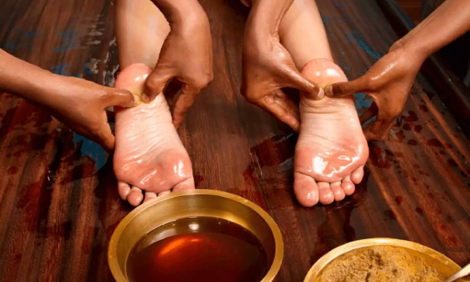 Foot Massage Benefits: पैर के तलवों में लगाएं सरसों का तेल, करें मालिश मिलेंगे जबरदस्त फायदे