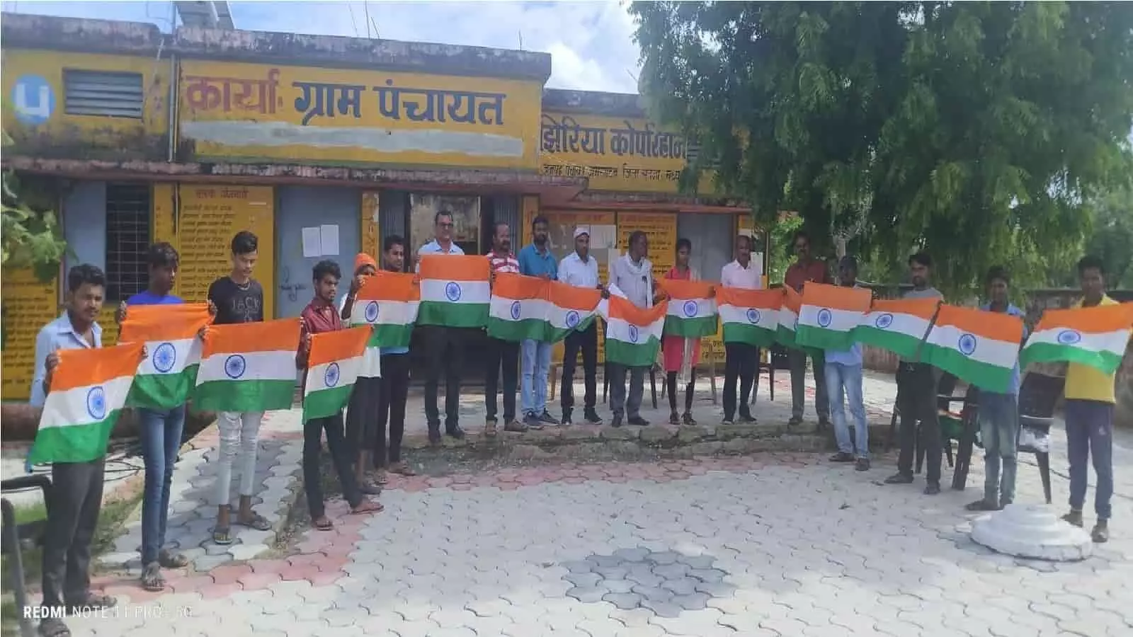 सतना: हर घर तिरंगा अभियान में जुटा डालमिया भारत फाउंडेशन, झंडा देकर घरों में लगाने की अपील