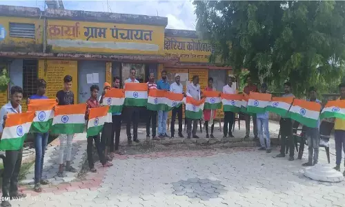 सतना: हर घर तिरंगा अभियान में जुटा डालमिया भारत फाउंडेशन, झंडा देकर घरों में लगाने की अपील सतना: हर घर तिरंगा अभियान में जुटा डालमिया भारत फाउंडेशन, झंडा देकर घरों में लगाने की अपील