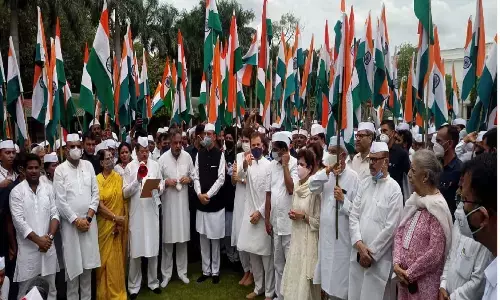 आज़ादी के पर्व में कांग्रेस की अराजकता: बिना परमिशन निकाला मार्च, बापू को श्रद्धांजलि देने पहुंचे