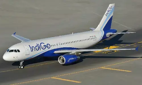 पैसेंजर के मोबाइल में महिला ने देखा Bomber शब्द तो हंगामा मचाया, Indigo Flight 6 घंटे डिले हो गई