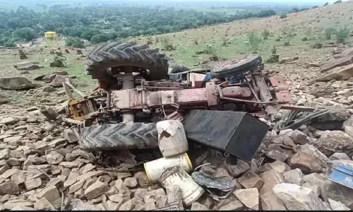एमपी के सीधी में तीन सौ फिट गहरी खाई में गिरा ट्रैक्टर, चालक की मौत, दो घायल