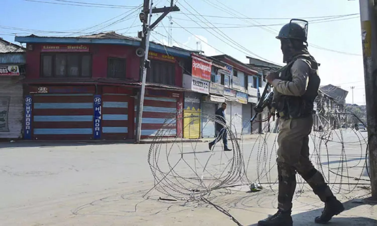 J&K Target Killing: कश्मीर में फिर आतंकवादियों ने कश्मीरी पंडित को गोलियों से भूना
