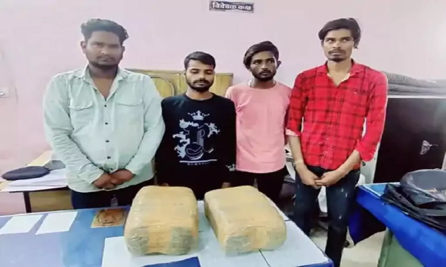 REWA: ट्रेन में 10 किलो गांजा रखकर ले जा रहे थे तस्कर, छत्तीसगढ़ में पकड़े गए रीवा के 4 आरोपी REWA: ट्रेन में 10 किलो गांजा रखकर ले जा रहे थे तस्कर, छत्तीसगढ़ में पकड़े गए रीवा के 4 आरोपी