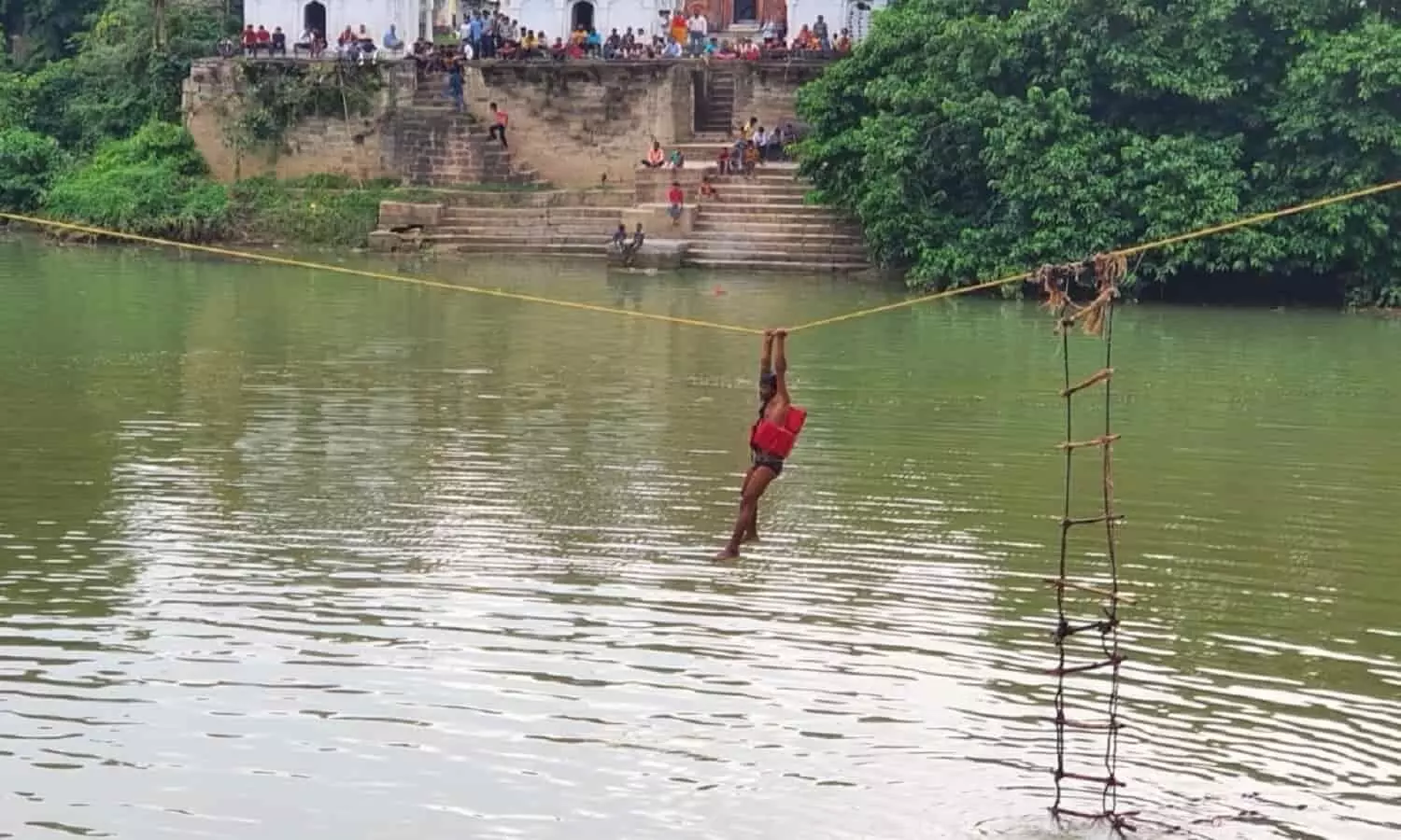 रीवा के बीहर-बिछिया नदी संगम में हुई अनोखी मटकी फोड़ प्रतियोगिता, उत्सव के साथ मनाई गई जन्माष्टमी