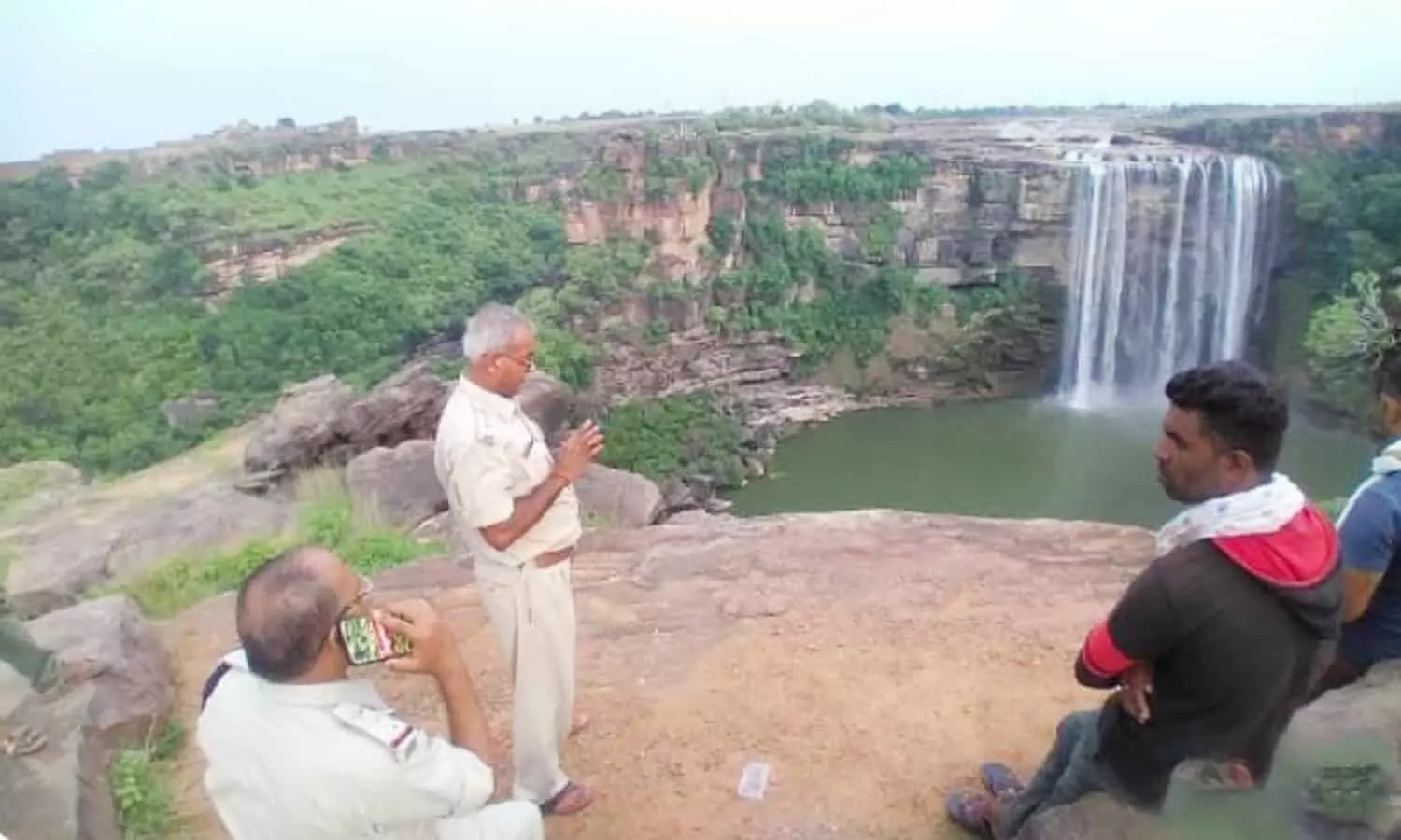 रीवा में क्योटी प्रपात में बहे युवक की मिली लाश, दो दिन पूर्व सेल्फी लेते समय हुआ हादसा रीवा में क्योटी प्रपात में बहे युवक की मिली लाश, दो दिन पूर्व सेल्फी लेते समय हुआ हादसा