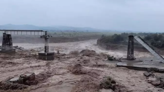 Himachal Pradesh: हिमाचल के कांगड़ा में भारी बारिश में बह गया रेलवे का पुल, 13 लोगों की मौत, शिक्षण संस्थान बंद