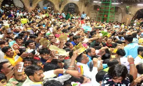 Mathura Janmashtami 2022: भक्तों से ठसाठस हुआ बाकें बिहारी मंदिर, दम घुटने से दो लोगों की मौत, 800 की क्षमता वाले हाल में 50 हजार थे श्रृद्धालु