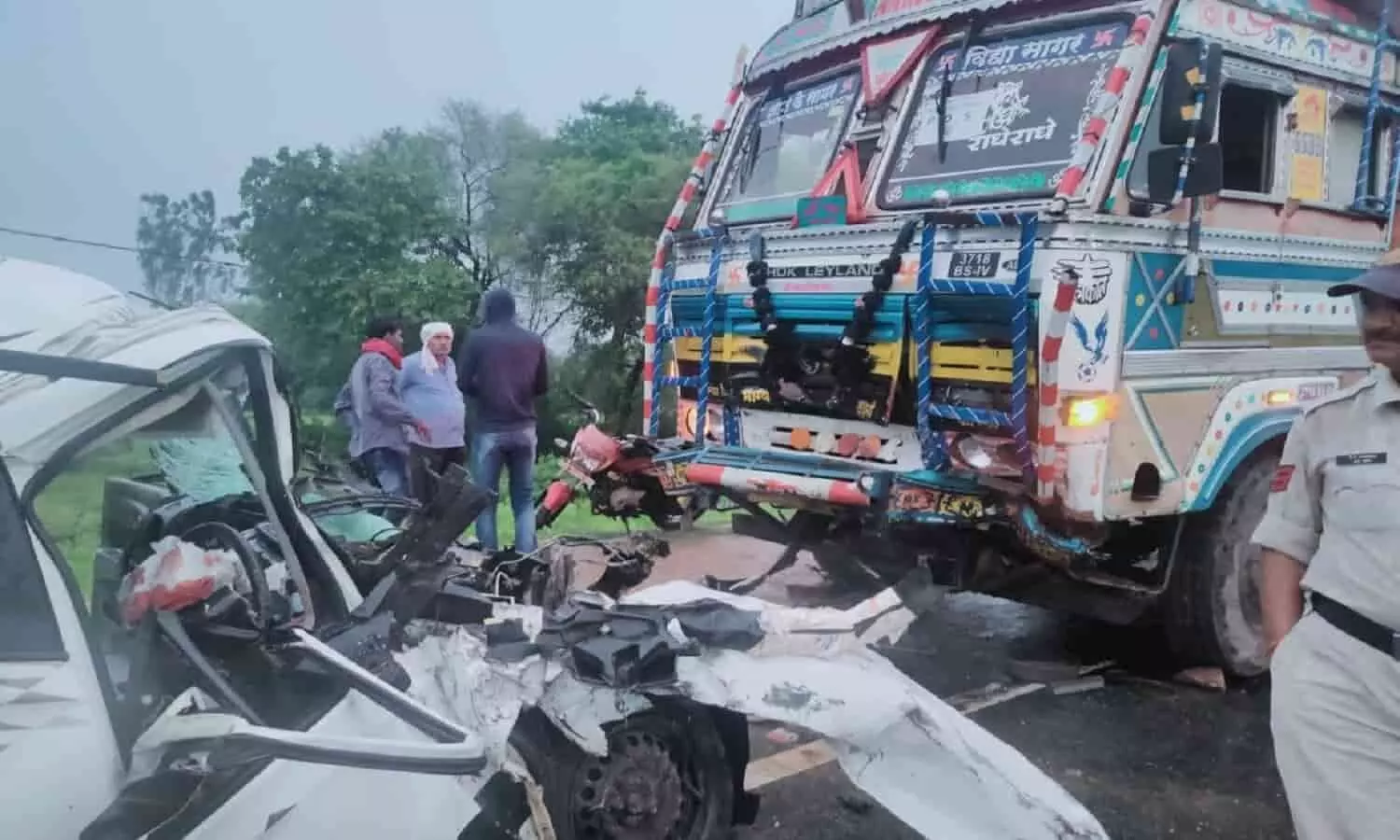 एमपी के छतरपुर में हुआ भीषण सड़क हादसा, रीवा और सतना के तीन लोगों की मौत एमपी के छतरपुर में हुआ भीषण सड़क हादसा, रीवा और सतना के तीन लोगों की मौत