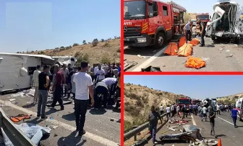 Turkey Road Accident Video: तुर्की सड़क हादसे में 34 की मौत! कार क्रैश का रेस्क्यू चल रहा था, पीछे से बस ने लोगों को कुचल दिया