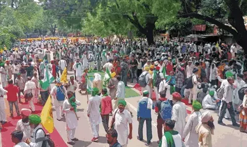 Kisan Mahapanchayat: किसानों ने दिल्ली के जंतर-मंतर में डाला डेरा, बार्डर पर पुलिस की सख्ती, सीमाओं पर लगा लम्बा जाम Kisan Mahapanchayat: किसानों ने दिल्ली के जंतर-मंतर में डाला डेरा, बार्डर पर पुलिस की सख्ती, सीमाओं पर लगा लम्बा जाम