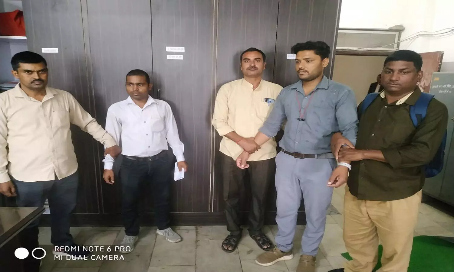 MP Singrauli News: 20 हजार की घूंस लेते सिंगरौली कलेक्ट्रेट का कर्मचारी पकड़ा गया