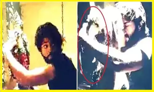 Vijay Devarakonda ने किया था हिन्दू धर्म का अपमान, श्री कृष्ण की मूर्ति थामे एक्ट्रेस को किस किया, वीडियो देख भड़के लोग Vijay Devarakonda ने किया था हिन्दू धर्म का अपमान, श्री कृष्ण की मूर्ति थामे एक्ट्रेस को किस किया, वीडियो देख भड़के लोग