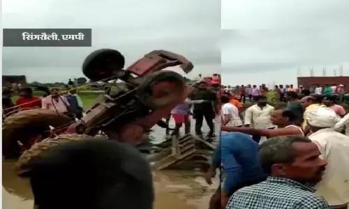 एमपी के सिंगरौली में ट्रैक्टर पलटने से चालक की मौत, खेत की जुताई के दौरान हुआ हादसा एमपी के सिंगरौली में ट्रैक्टर पलटने से चालक की मौत, खेत की जुताई के दौरान हुआ हादसा