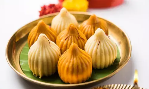 Modak Recipe: घर पर बनाएं स्वादिष्ट और सेहत से भरपूर मोदक, जानें मोदक बनाने की रेसिपी