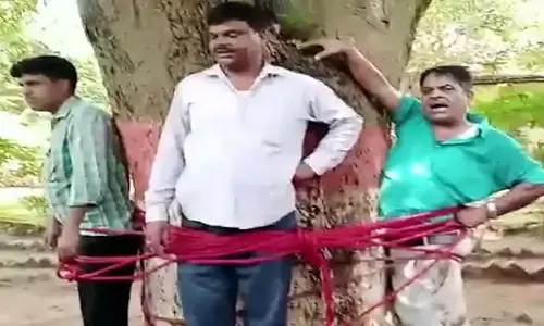 Dumka Viral Video: 9वीं कक्षा के छात्रों ने टीचरों को पेड़ में बांध कर पीटा, कम नम्बर देने की दी सजा