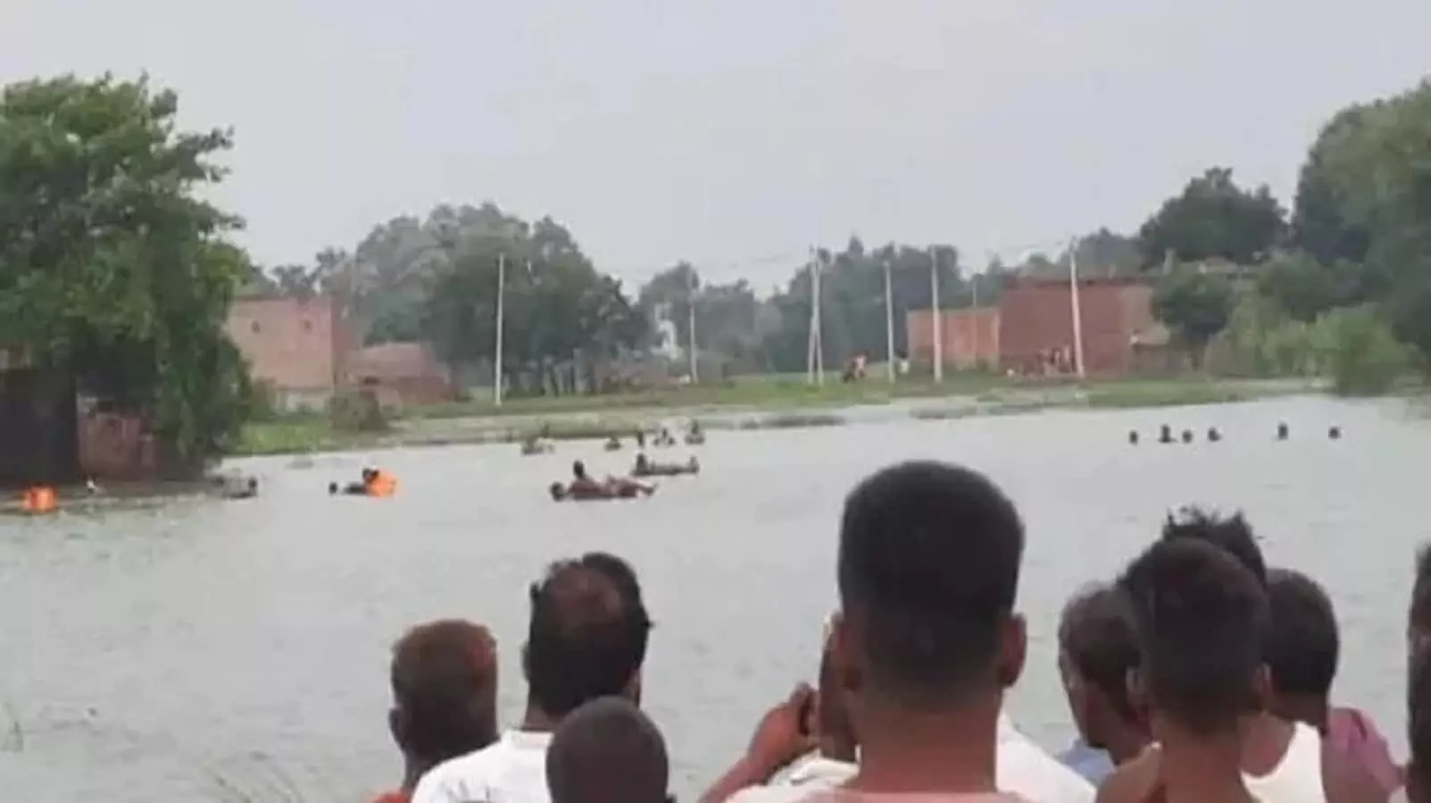 गंगा नदी में दर्दनाक हादसा: 25 लोगों से भरी नाव पलटी, 2 की मौत 5 बच्चे लापता
