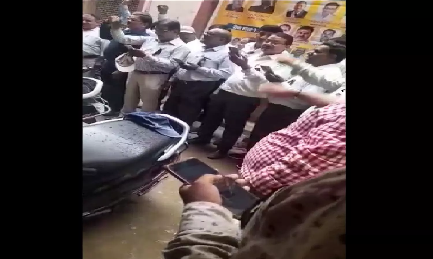 रीवा में एलआईसी अभिकर्ताओं ने शुरू की हड़ताल, बोनस बढ़ाने की करी मांग