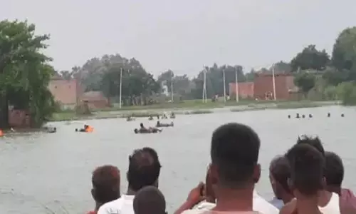 गंगा नदी में दर्दनाक हादसा: 25 लोगों से भरी नाव पलटी, 2 की मौत 5 बच्चे लापता