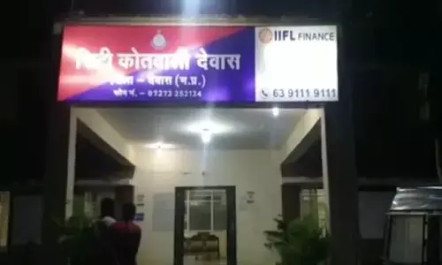 Dewas Honeytrap Case: फोन में लड़की ने कहा आप अच्छे इंसान हो, दोस्ती की जा सकती, डॉक्टर के मन में फूट पड़े लड्डू, फिर भरने पड़े 9 लाख रूपए