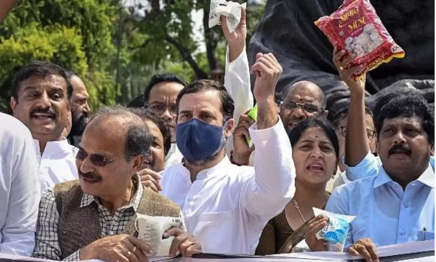 कांग्रेस का महंगाई के खिलाफ विरोध प्रदर्शन: दिल्ली के रामलीला मैदान में धरना, कई कोंग्रेसी अरेस्ट