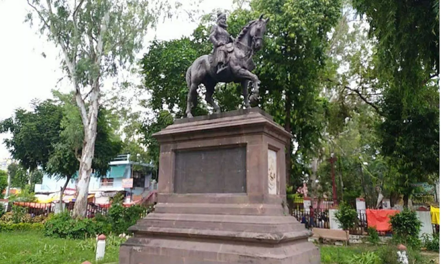 REWA: रीवा के स्टेचू चौराहे से महाराजा व्यंकट रमण की तलवार चोरी हो गई, घोड़े की नाल को भी तोड़ दिया