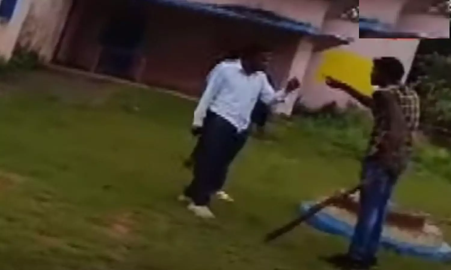 रीवा के सरकारी स्कूल में ग्रामीण ने शिक्षक को जड़ा जोर का थप्पड़, मारपीट का वीडियो वायरल, शिक्षकों में आक्रोष