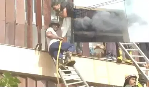 लखनऊ के लेवाना होटल में लगी आग, 20 से अधिक लोग फंसे, दमकल की 6 गाड़ियां बुझा रही आग