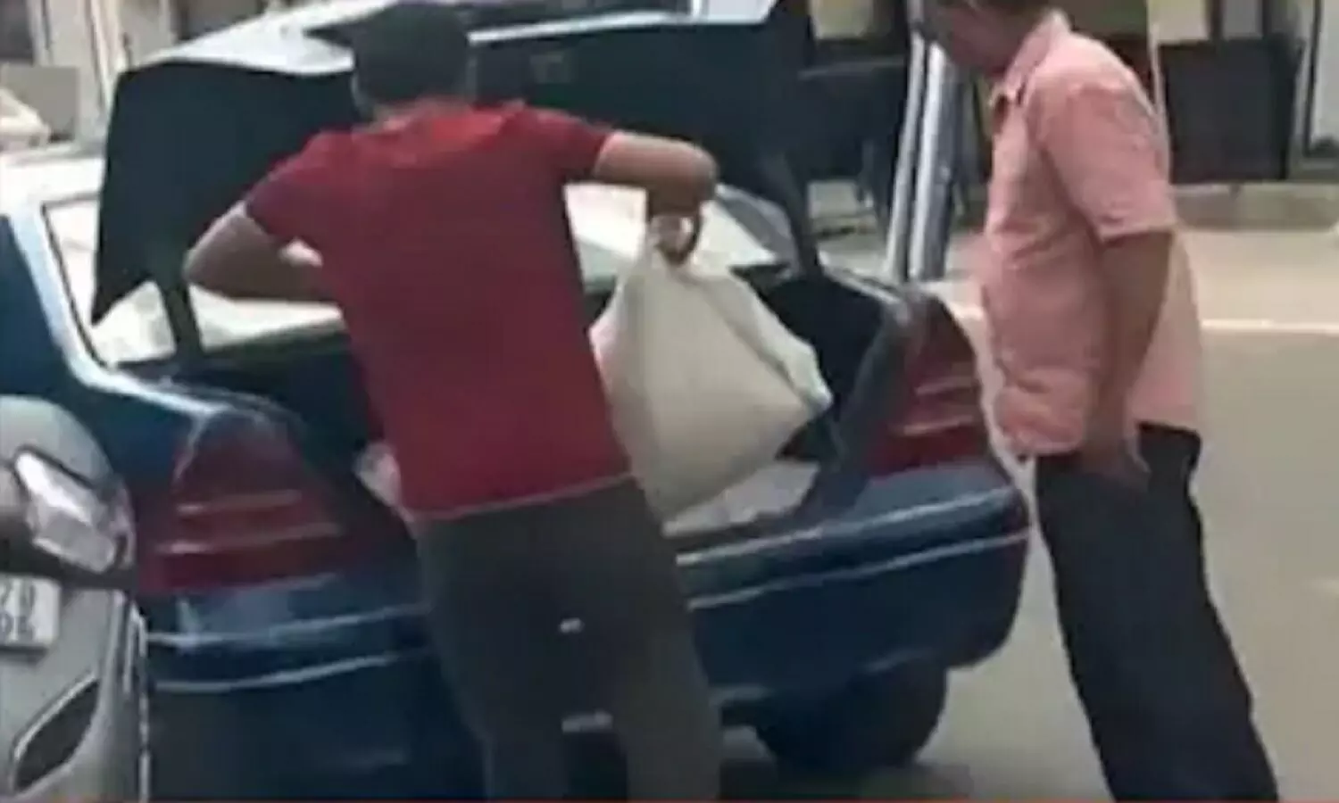 Mercedes Ration Viral Video: मर्सिडीज गाड़ी से पहुंचे सस्ता राशन लेने शख्स के पास कार्ड गरीबी रेखा का, वीडियो वायरल Mercedes Ration Viral Video: मर्सिडीज गाड़ी से पहुंचे सस्ता राशन लेने शख्स के पास कार्ड गरीबी रेखा का, वीडियो वायरल