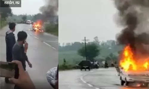 एमपी के शहडोल हाईवे में धू-धू कर जली कार, मरम्मत करा कर जा रहा था घर