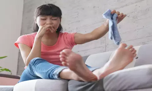 Smelly Feet: पैरों में पसीना क्यों आता है? पैरों की दुर्गन्ध कैसे दूर करें Smelly Feet: पैरों में पसीना क्यों आता है? पैरों की दुर्गन्ध कैसे दूर करें