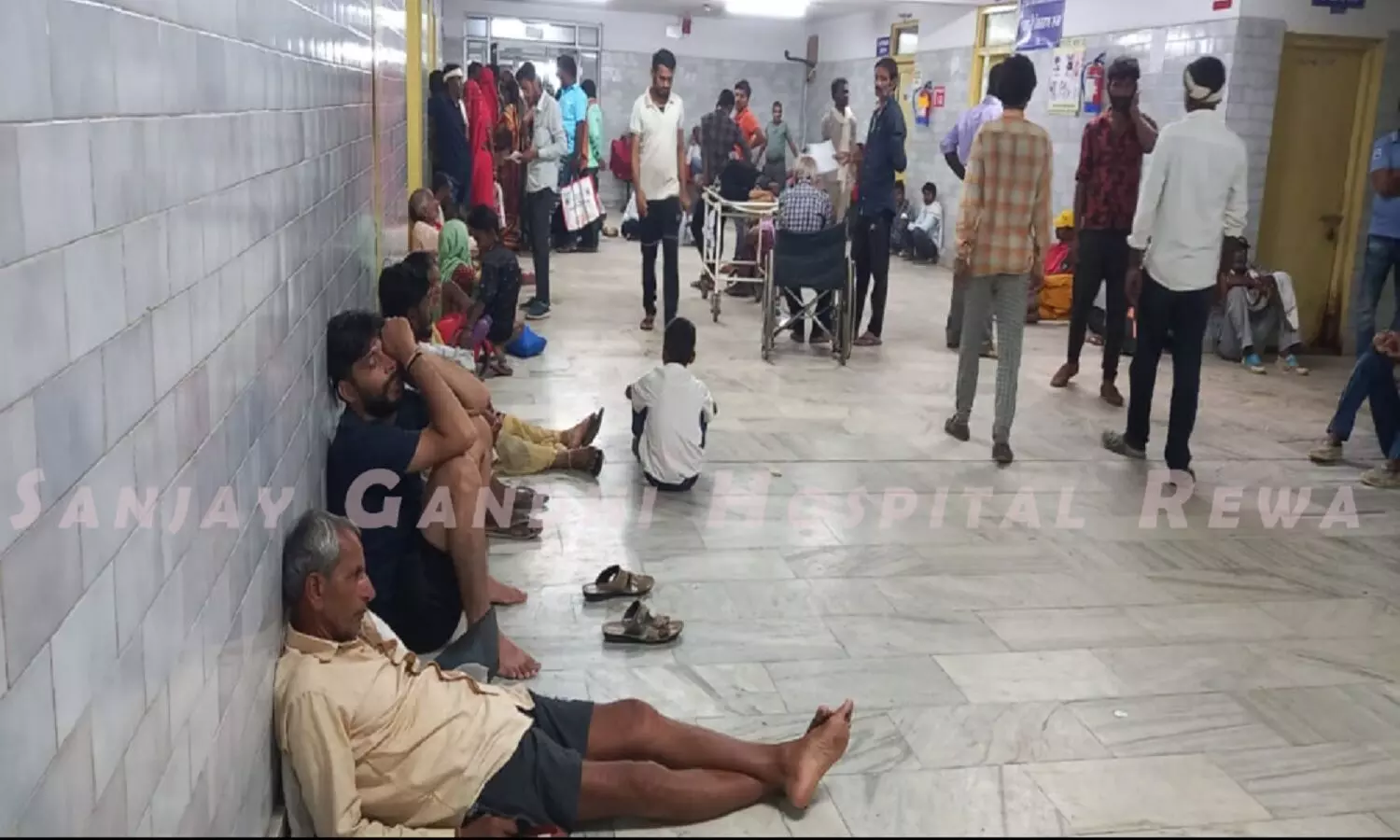 REWA: महीने भर से एसजीएमएच की खराब पड़ी एक्सरे मशीन, पर्चा लिए भटक रहे रोगी REWA: महीने भर से एसजीएमएच की खराब पड़ी एक्सरे मशीन, पर्चा लिए भटक रहे रोगी