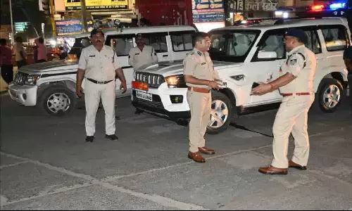 REWA: सड़क पर उतरे रीवा पुलिस कप्तान एवं थानों की पुलिस, अपराधियों की धड़पकड़ करने चला अभियान REWA: सड़क पर उतरे रीवा पुलिस कप्तान एवं थानों की पुलिस, अपराधियों की धड़पकड़ करने चला अभियान