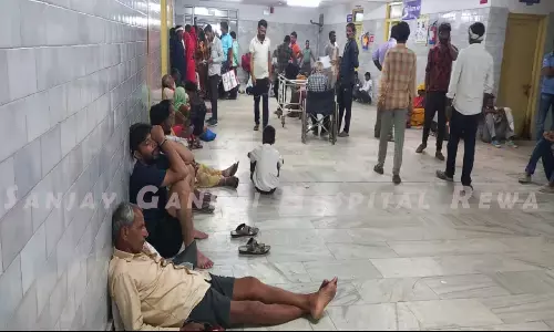 REWA: महीने भर से एसजीएमएच की खराब पड़ी एक्सरे मशीन, पर्चा लिए भटक रहे रोगी REWA: महीने भर से एसजीएमएच की खराब पड़ी एक्सरे मशीन, पर्चा लिए भटक रहे रोगी