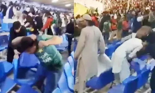 मैदान में नोंकझोक, क्रिकेट मैच के दौरान जमकर बरसी कुर्सियां, अफगानिस्तान-पाकिस्तान के बीच था मुकाबला मैदान में नोंकझोक, क्रिकेट मैच के दौरान जमकर बरसी कुर्सियां, अफगानिस्तान-पाकिस्तान के बीच था मुकाबला