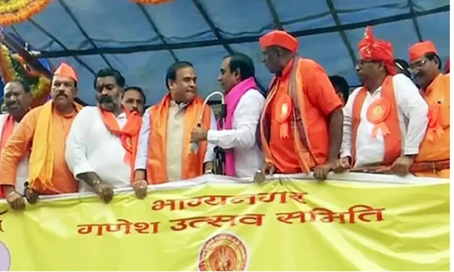 असम सीएम हेमंत बिस्वा की सुरक्षा में चूक! बीच भाषण में एक आदमी आया और माइक छीन कर चिल्लाने लगा