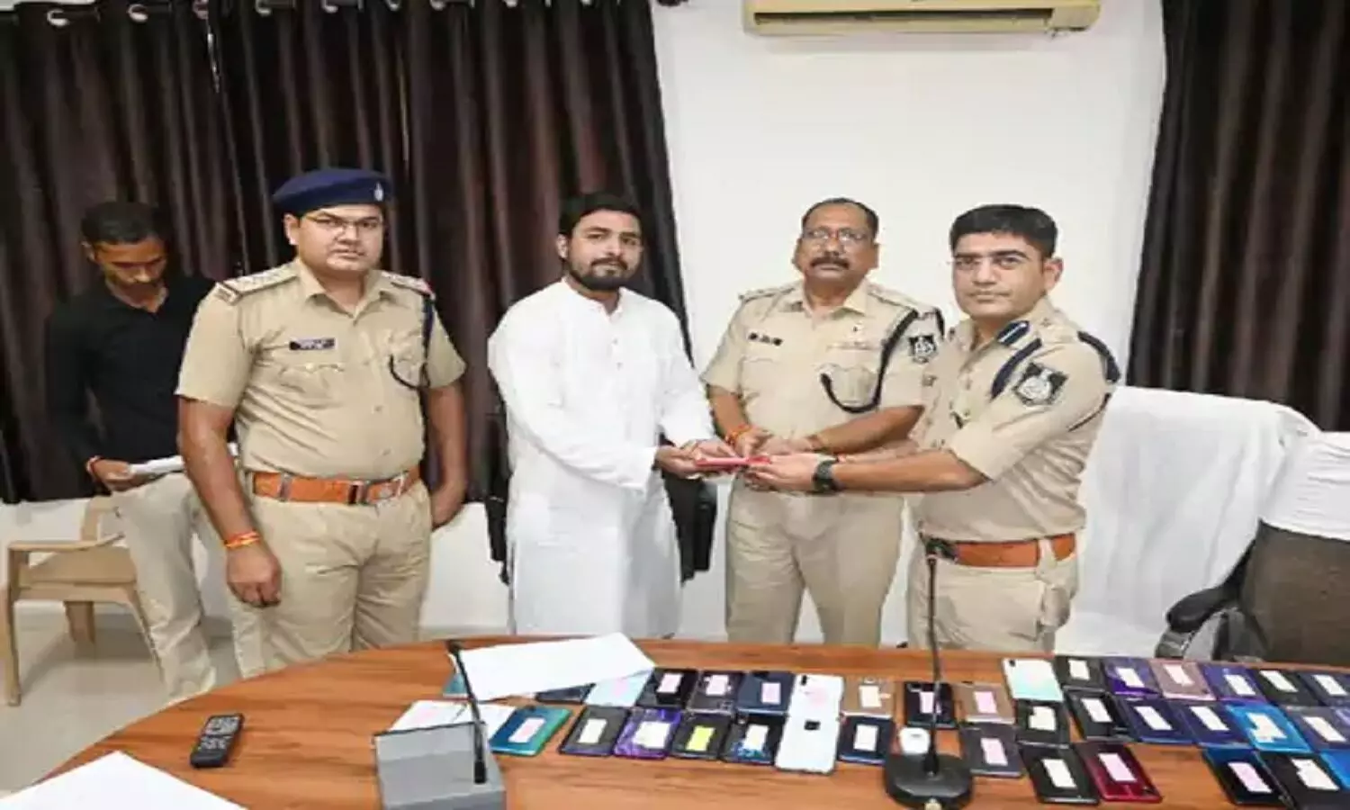रीवा पुलिस ने ढूंढ निकाले गुमे हुए 11 लाख कीमत के 80 मोबाइल, आवेदकों के खिल उठे चेहरे रीवा पुलिस ने ढूंढ निकाले गुमे हुए 11 लाख कीमत के 80 मोबाइल, आवेदकों के खिल उठे चेहरे