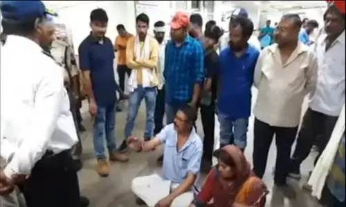 REWA: सुपर स्पेशलिटी अस्पताल में वार्ड पार्षद बैठी धरने पर, सुपरवाइजर एवं स्टाफ पर अभद्रता का लगाया आरोप