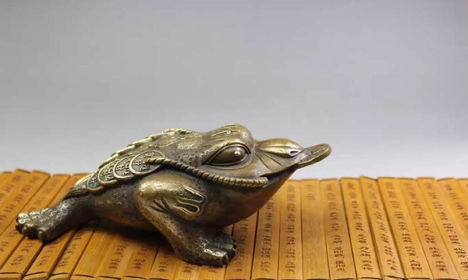 Feng Shui Frog: बहुत ही भाग्यशाली होता है फेंगशुई का तीन टांगो वाला मेंढक, घर में इस स्थान में रखें