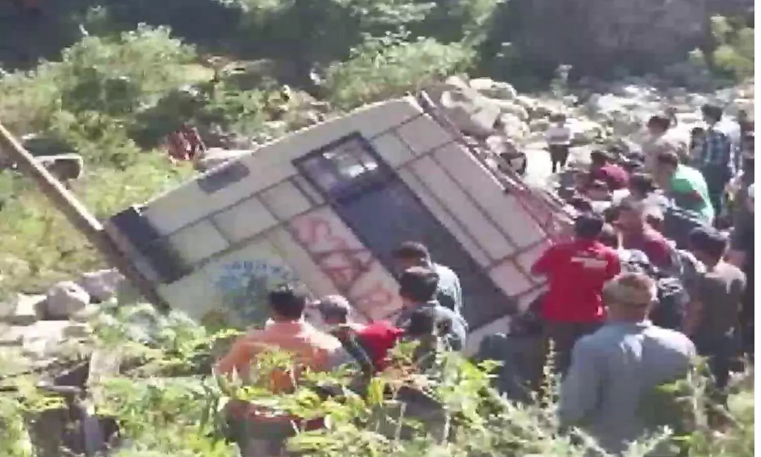 जम्मू कश्मीर के पुंछ में बस खाई में गिरी, 11 लोगों की मौत 25 घायल
