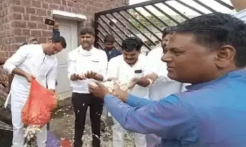 Monsoon Session: लहसुन की बोरियां लेकर विधानसभा पहुंचें कांग्रेस विधायक, गेट पर फेंकी उपज Monsoon Session: लहसुन की बोरियां लेकर विधानसभा पहुंचें कांग्रेस विधायक, गेट पर फेंकी उपज