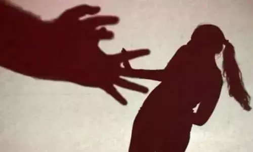 रीवा में किशोरी से छेड़खानी कर रहा युवक बड़ी बहन को देख भागा, तलाश में जुटी पुलिस रीवा में किशोरी से छेड़खानी कर रहा युवक बड़ी बहन को देख भागा, तलाश में जुटी पुलिस