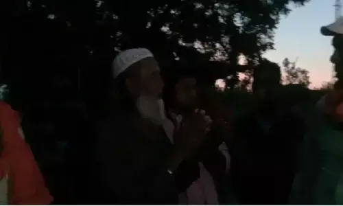 हाइवे में नमाज पड़ रहे थे, विहिप के लोग आए और उठक-बैठक करवा दी, 17 लोगों का चालान कट गया