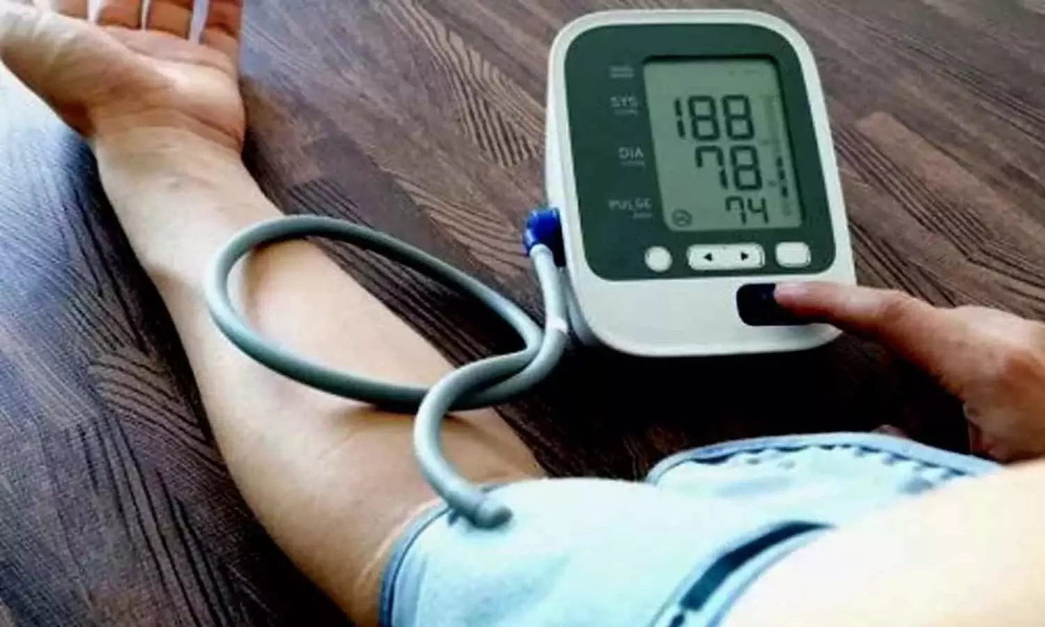 High Blood Pressure: बीपी पहुंचे 140/90 तो समझ जाएं है खतरा, जानें कंट्रोल करने के उपाय
