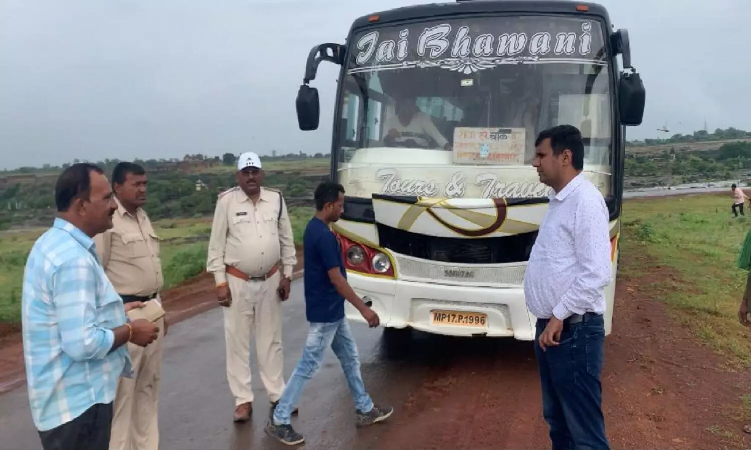 रीवा: बिना परमिट संचालित दो स्कूल बस सहित चार वाहन जब्त, परिवहन विभाग रीवा ने की कार्रवाई रीवा: बिना परमिट संचालित दो स्कूल बस सहित चार वाहन जब्त, परिवहन विभाग रीवा ने की कार्रवाई