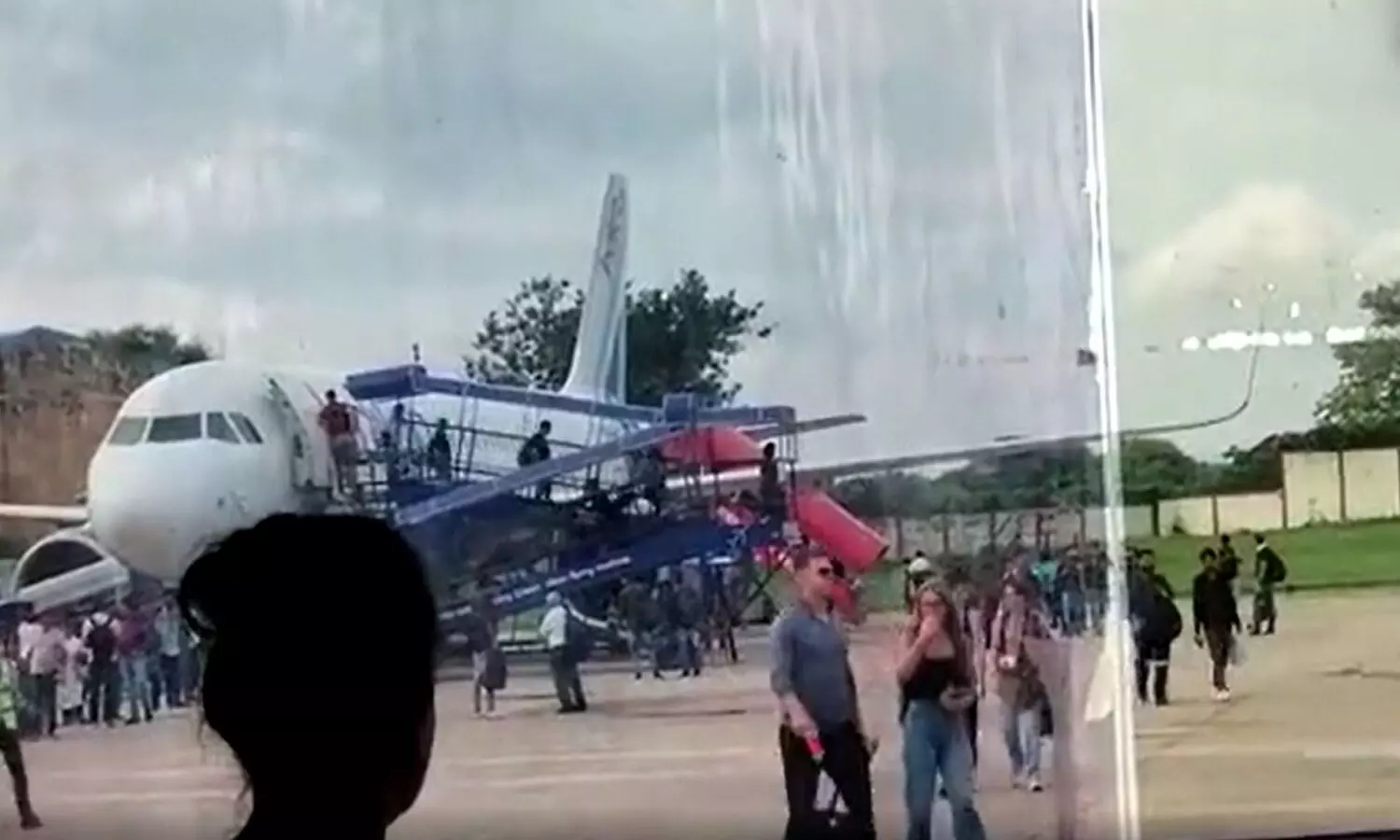 कानपुर: इंग्लैंड और साउथ अफ्रीका के प्लेयर्स को ले जाने वाली इंडिगो प्लेन का इंजन फेल हो गया कानपुर: इंग्लैंड और साउथ अफ्रीका के प्लेयर्स को ले जाने वाली इंडिगो प्लेन का इंजन फेल हो गया