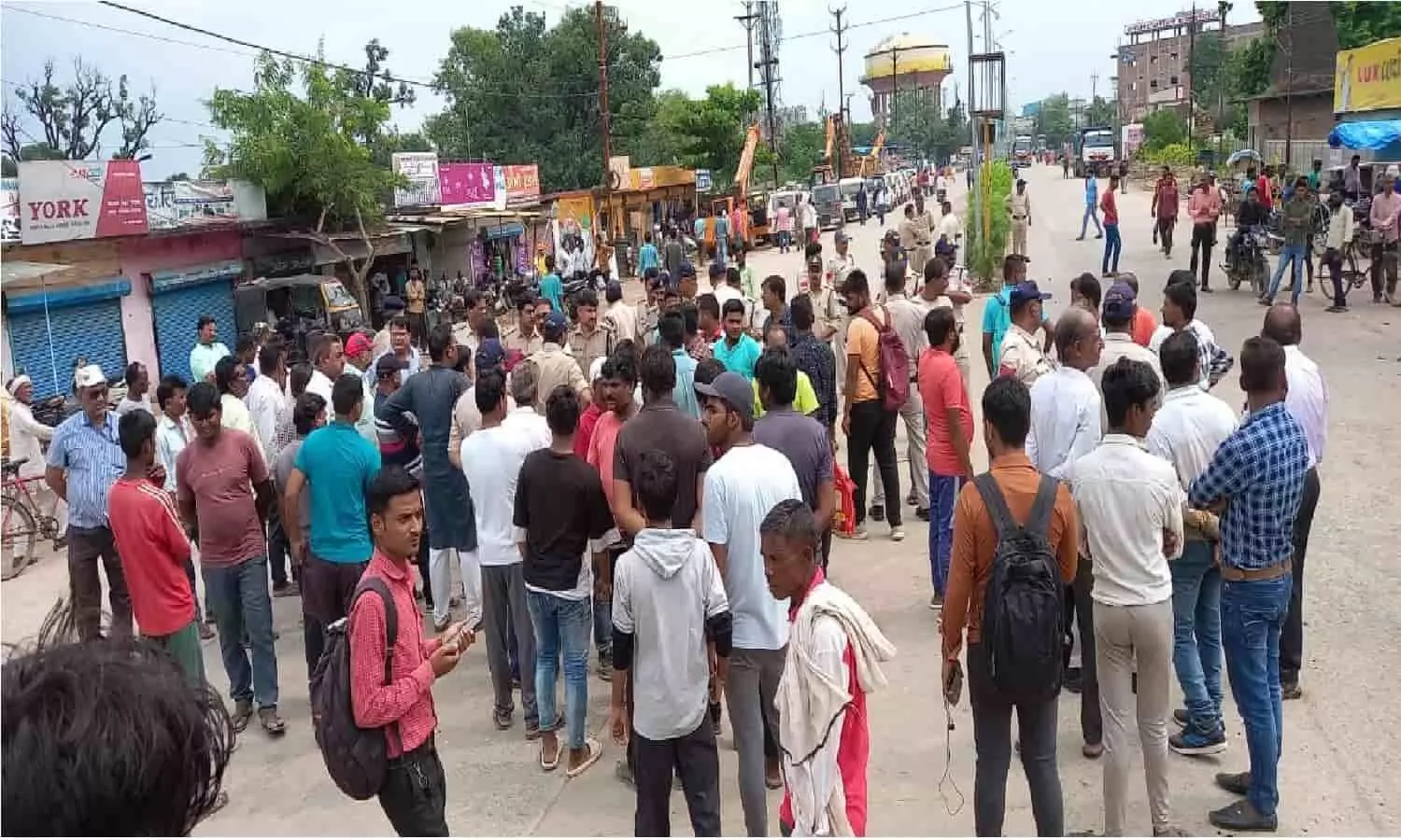 रीवा में बवाल! मांग- हत्यारों को पकड़ो अन्यथा सड़क से नहीं हटेगा शव, रीवा-सतना मार्ग बंद रीवा में बवाल! मांग- हत्यारों को पकड़ो अन्यथा सड़क से नहीं हटेगा शव, रीवा-सतना मार्ग बंद