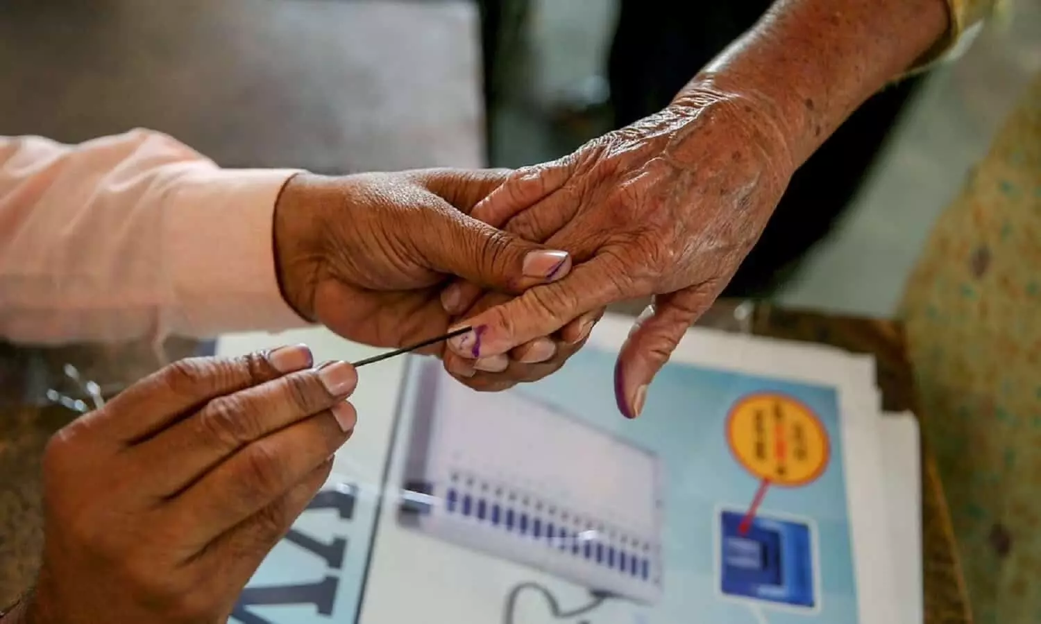 OMG! रीवा के 101 वर्षीय वृद्ध ने किया मतदान